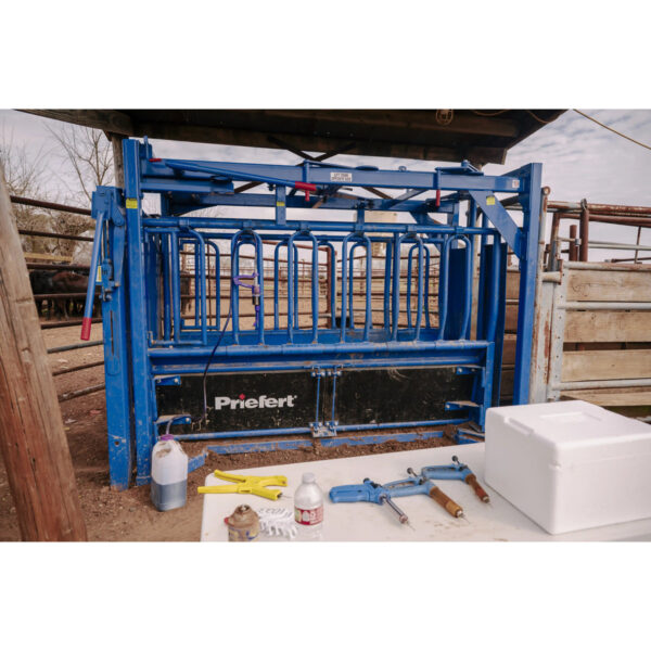 SqueezeChute_SC25-01-1.jpg Priefert SC25 cattle treatment and handling chute