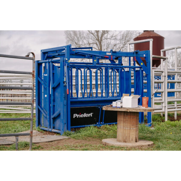 SqueezeChute_SC25-05-1.jpg Priefert SC25 cattle treatment and handling chute